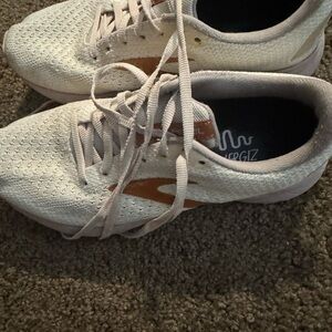 Reebok Women's Sneakers in White and Tan